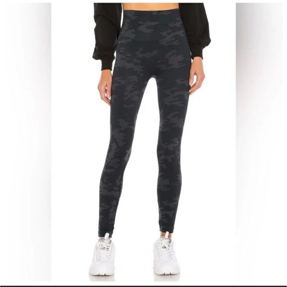 Spanx Look at Me Now Seamless Leggings Black Camo Size 1XL - Picture 1 of 6